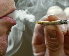 Consumul de marijuana creste riscul de cancer testicular