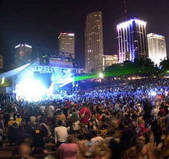 In 2009 se poarta indie la Ultra Music Festival in Miami
