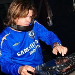 Paul Oakenfold isi prezinta studio-ul din LA pe stilul Cribs