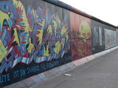  O femeie s-a maritat cu Zidul Berlinului