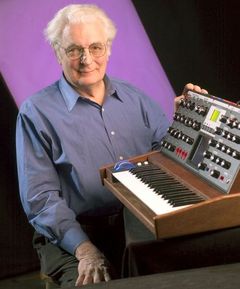 Robert Moog - omagiat miercuri, 23 mai
