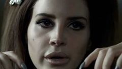 Lana Del Rey canta 'Blue Velvet' in reclama pentru H&M (video)