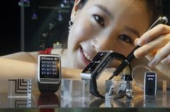 Samsung lanseaza noul telefon ceas S9110 (Galerie Foto)